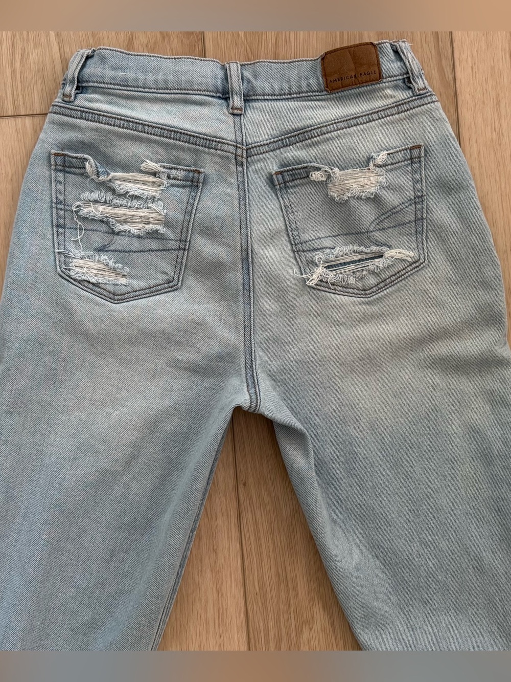 Women’s American Eagle Mom Jean size 0 Short light blue denim distressed cute!